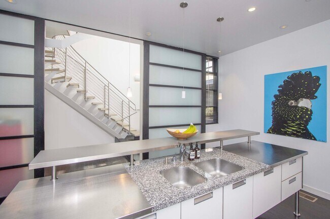 Building Photo - Stunning 4Bed/2.5ba Condo in Pacific Heights