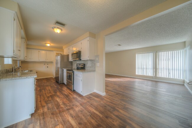 Building Photo - 41084 Beachwood Ave