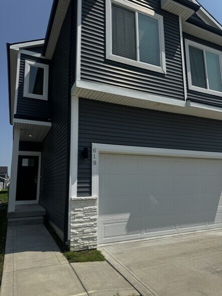 Building Photo - 619 NE Oak Ridge Dr