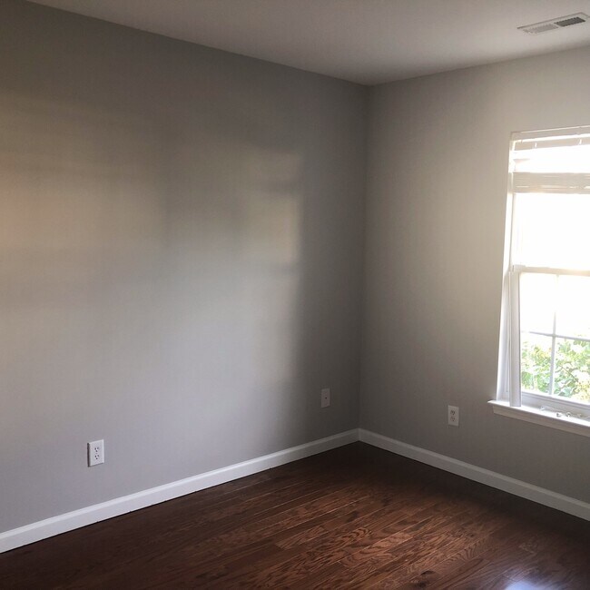 Building Photo - Amazing 3 Bedroom Home in North East Raleigh