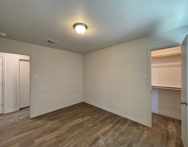 Building Photo - 1712 Clovis Dr
