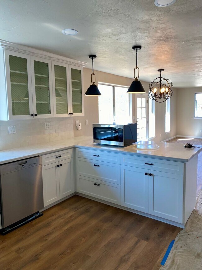 Building Photo - NEW TO THE MARKET Cozy 1 Bedroom 1 Bathroo...