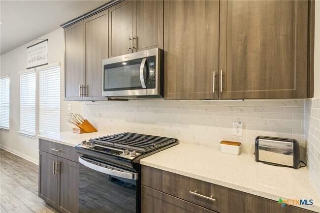 Building Photo - 10310 Mager Ln