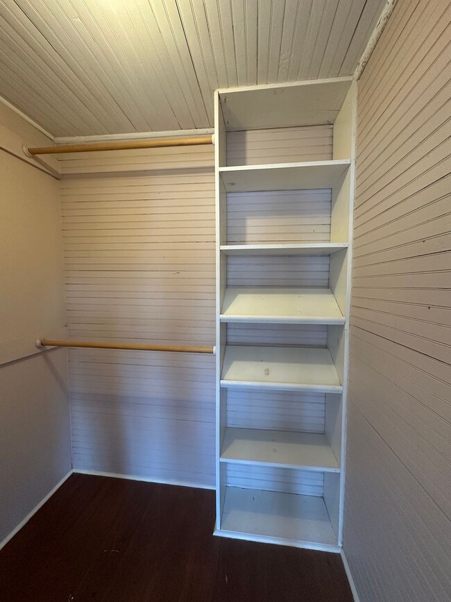 Building Photo - 2 Bed 1 Bath Apartment with Historic Charm