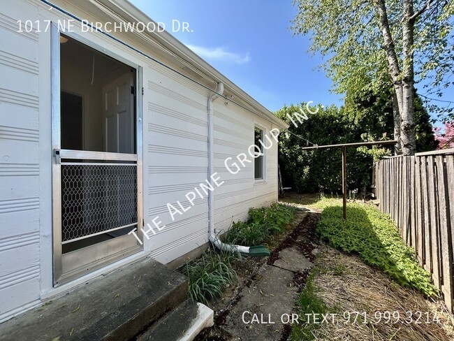 Building Photo - 1017 NE Birchwood Dr
