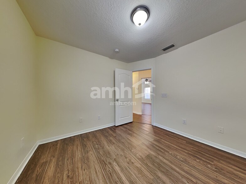 Building Photo - 8431 Deer Chase Dr