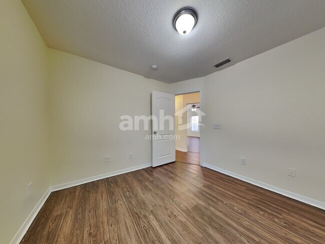 Building Photo - 8431 Deer Chase Dr