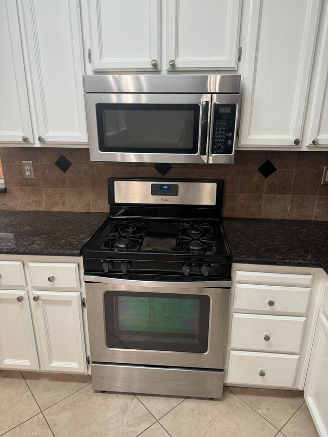 Building Photo - BEAUTIFUL TWO STORY 4 BED, 3 FULL BATH, & 2 CAR GARAGE