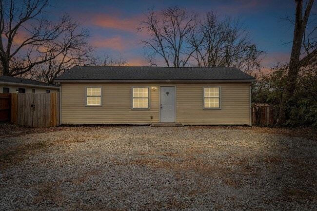 Building Photo - Cute and Cozy 2 bd/1 bath Home in Madison!