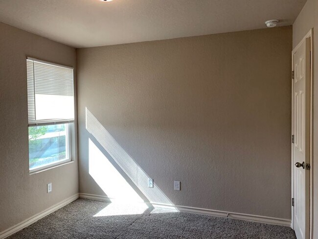 Building Photo - Town home for rent