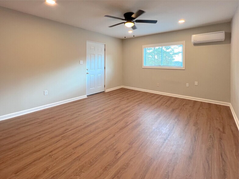 Building Photo - Room in Apartment on Gresham Park Dr