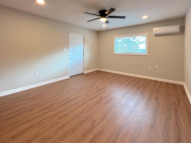 Building Photo - Room in Apartment on Gresham Park Dr