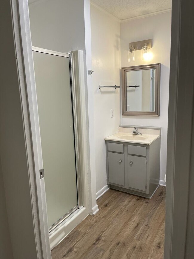 Building Photo - Cutie and move-in ready