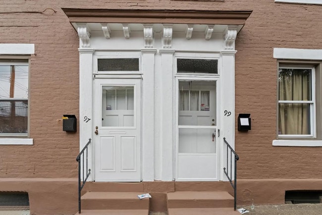 Building Photo - SCORE 1ST MONTH'S RENT FREE IF SIGNED BY DEC 19! Beautiful 2 Bedroom home in South side available...