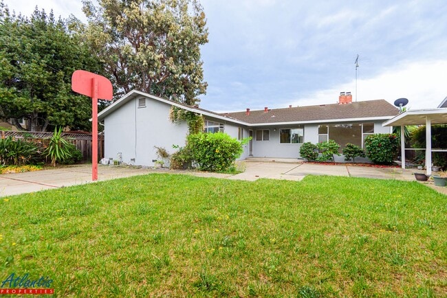 Building Photo - Beautiful Home | Remodeled | Desirable Location