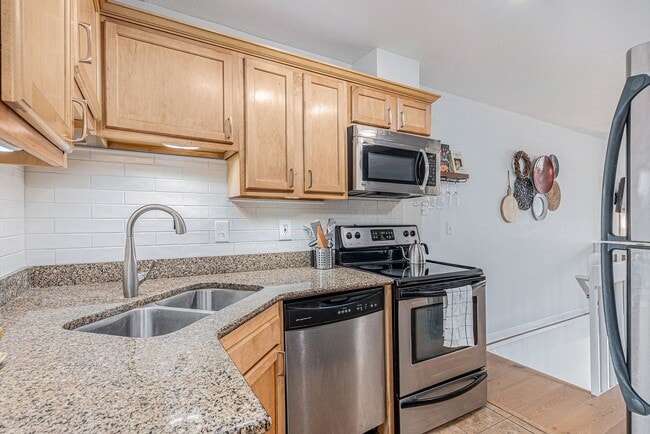 Building Photo - Cozy 2-bed townhome w/ laundry and communi...
