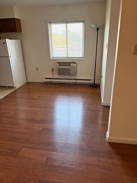 Dining Area - 926 Washington Blvd
