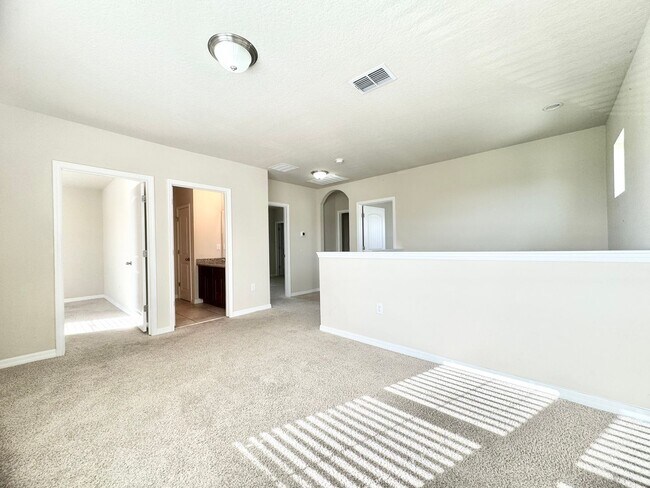 Building Photo - Large 4/3.5 Home located in Waterleigh! Do...