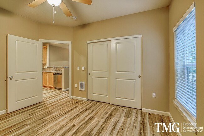 Building Photo - Beautiful 1br Condo in Sherwood. End unit ...