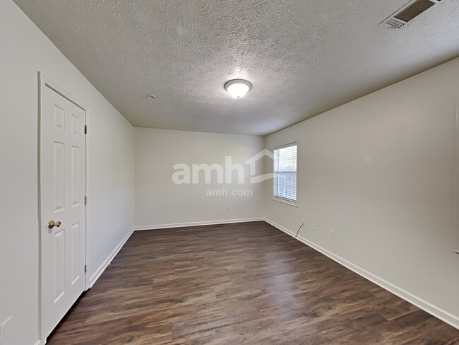 Building Photo - 2860 Cove Crossing Dr