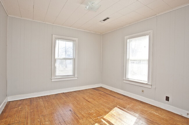 Building Photo - ***403 SW E Street***