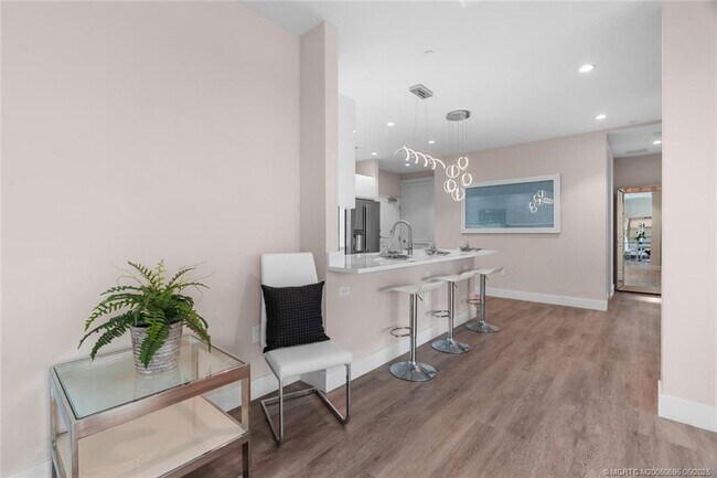 Building Photo - 41 SW Seminole St