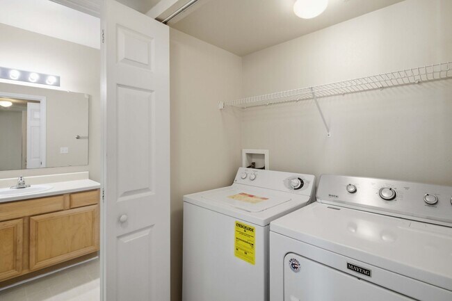 Building Photo - Spacious 2/2 unit available now for annual lease