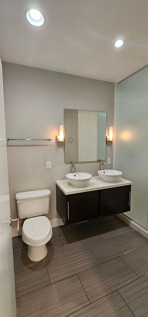 Building Photo - Contemporary Townhome East side of Downtow...