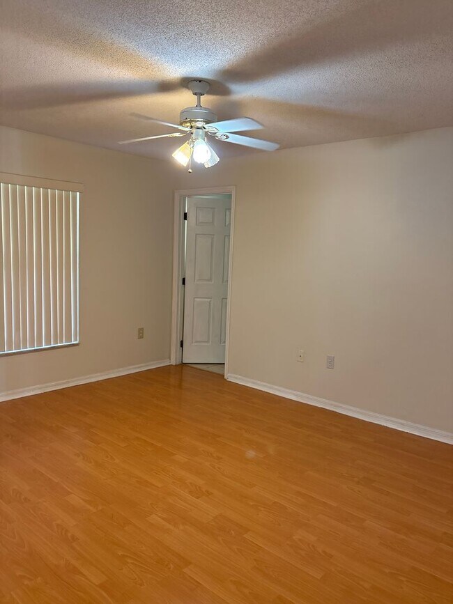Building Photo - Charming 3-Bedroom, 2-Bath Villa with Serene Waterview in Jade East