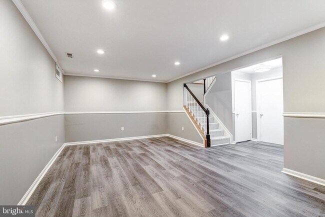 Building Photo - 41 Battersea Bridge Ct