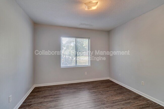 Building Photo - 128 Pointe S Dr