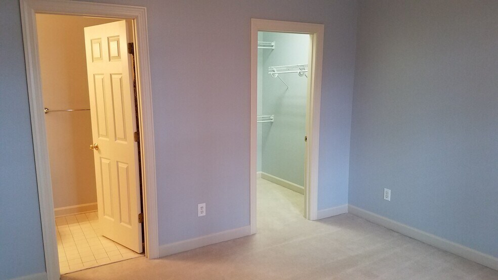 Entrances to guest bath and walk-in guest closet from guest bedroom - 5000 Park Ave