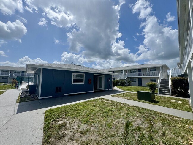 Building Photo - 1 Bed/1 Bath Ground Floor Condo in recentl...