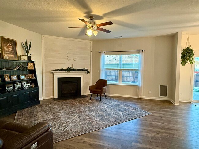 Building Photo - Beautiful 4 bedroom 2.5 bath home located in the Cliffs subdivision!