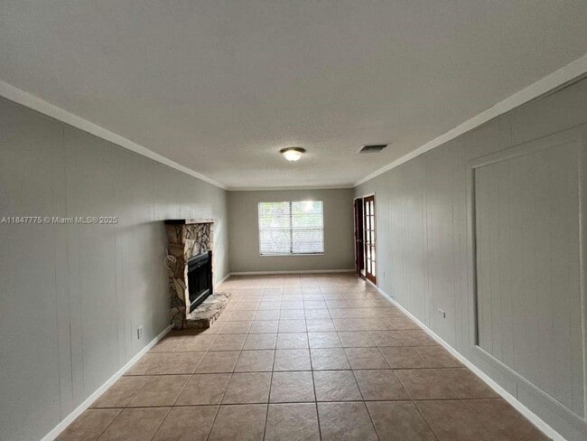 Building Photo - 621 NE Helicon Ln