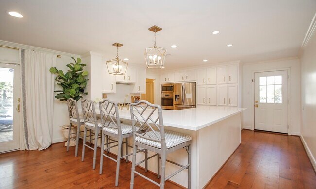 Building Photo - 827 St George Ln