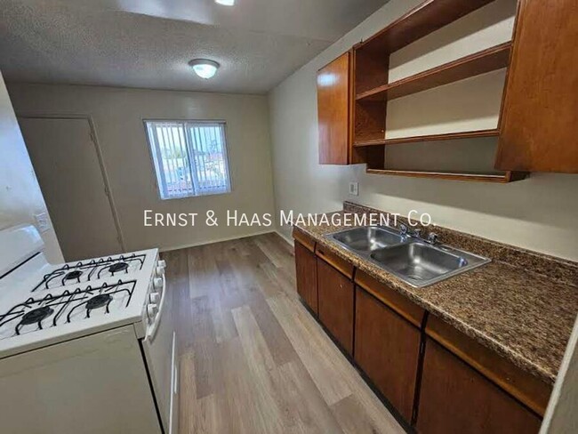 Building Photo - Great 1 Bedroom Apartment with Parking Space!