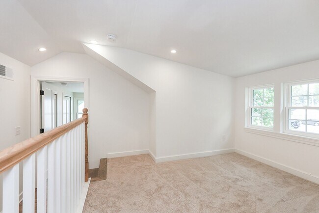 Building Photo - Four bedrooms/2.5 Baths Newly Remodeled Bay Village Home!
