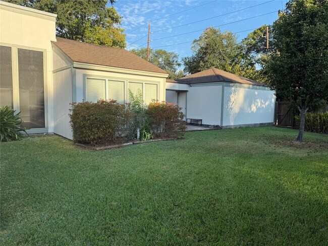 Building Photo - 12800 Briar Forest Dr
