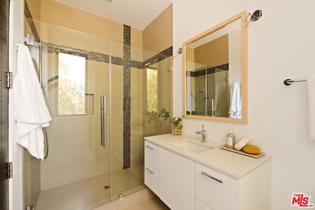 Building Photo - 1516 Forest Knoll Dr