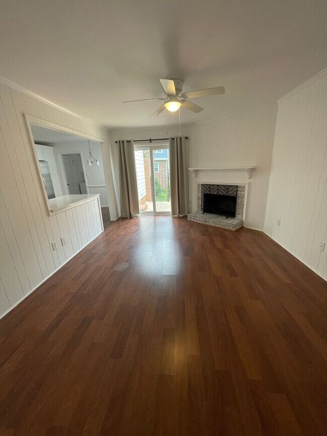 Building Photo - Beautiful 3-bedroom, 2.5 bath townhome in the highly desirable Governors Square subdivision.