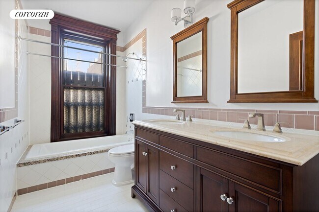 Building Photo - 555 3rd St