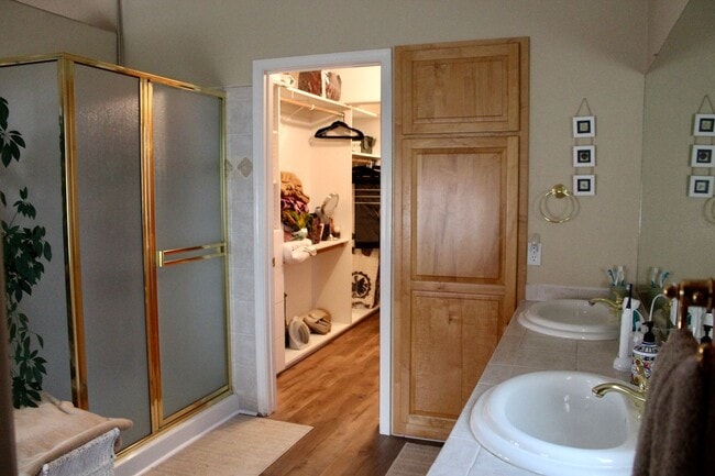 Building Photo - Gorgeous