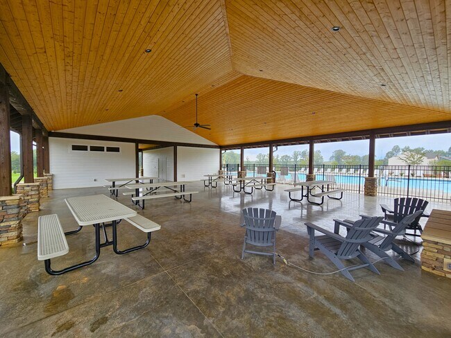 Building Photo - 942 Pineland Dr