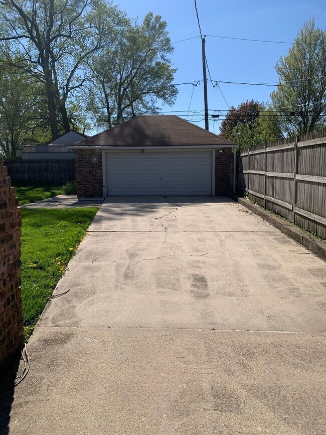 Building Photo - Beautiful 2 Bedroom 1Bath HOUSE, NOW $1600.00