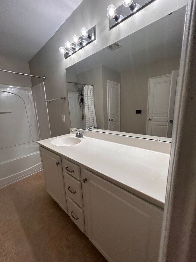 Building Photo - Amazing 3BR Townhome in The Pines at Charleston Park!