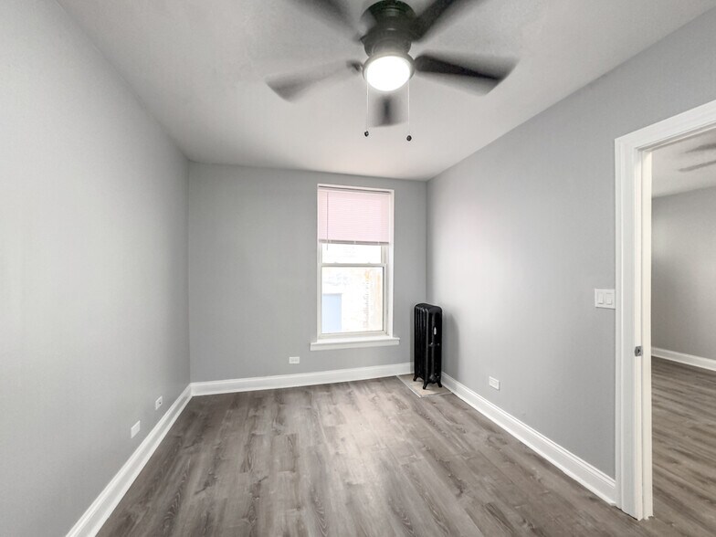 Building Photo - 4241 N Kenmore Ave