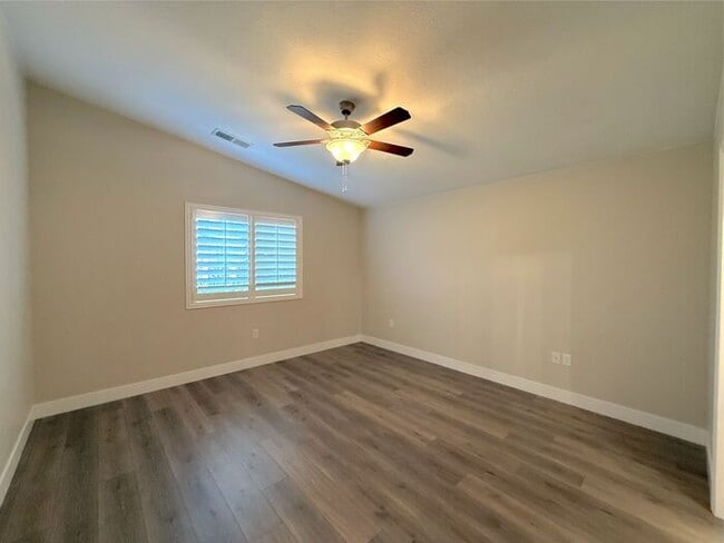 Building Photo - 3 bed, 2 bath home with 2 car garage