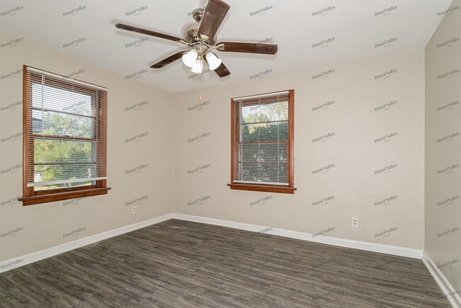 Building Photo - 152 Flora Dr