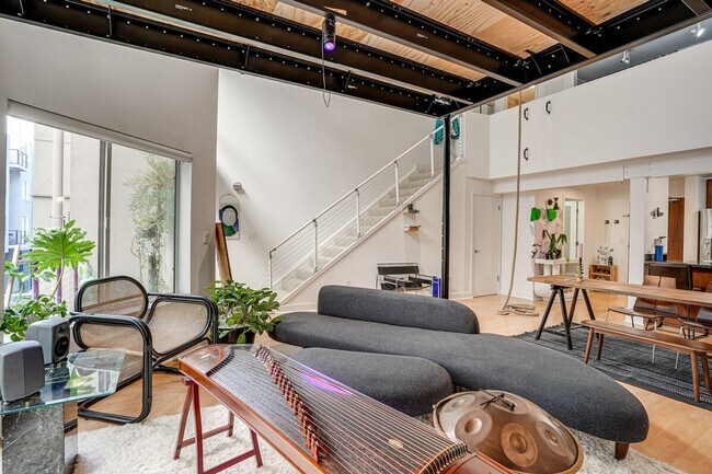 Building Photo - 661 5th St